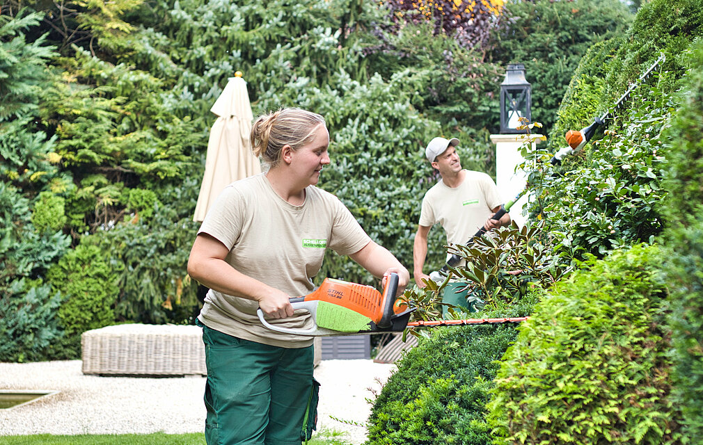Mitarbeiter von Schellhorn Aussenanlagen bei der Gartenpflege